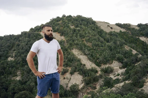 Jonge Man Een Wit Shirt Genieten Van Een Uitzicht Top — Stockfoto