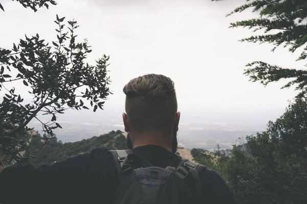 Young Male Tourist Taking Pictures Smartphone Beautiful Landscape — Stock Photo, Image