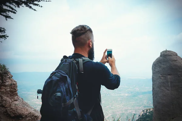 Jovem Turista Masculino Tirar Fotos Com Smartphone Bela Paisagem — Fotografia de Stock
