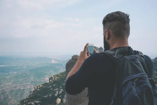 Jovem Turista Masculino Tirar Fotos Com Smartphone Bela Paisagem — Fotografia de Stock
