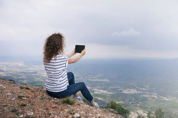 Turista Femenina Toma Fotos Con Tableta Digital Inteligente Pico Roca —  Fotos de Stock