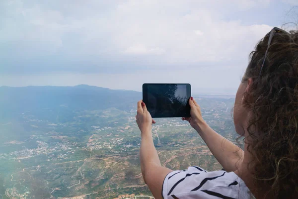 Turista Femenina Toma Fotos Con Tableta Digital Inteligente Pico Roca —  Fotos de Stock