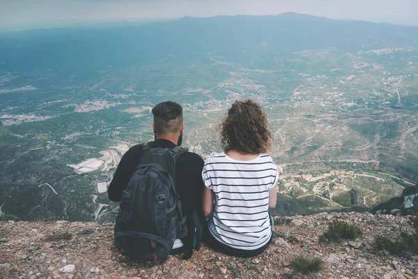 Escursionisti Con Zaini Che Godono Della Vista Sulla Valle Dalla — Foto Stock