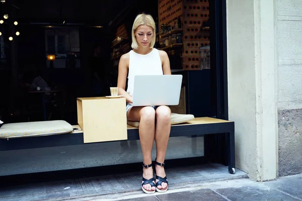 Piękna Blondynka Kobieta Korzysta Laptopa Wnętrzu Nowoczesna Kawiarnia — Zdjęcie stockowe