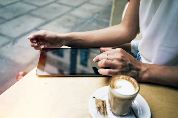 สหน าจอของแท บเล ตขณะน งอย ในร านกาแฟ — ภาพถ่ายสต็อก