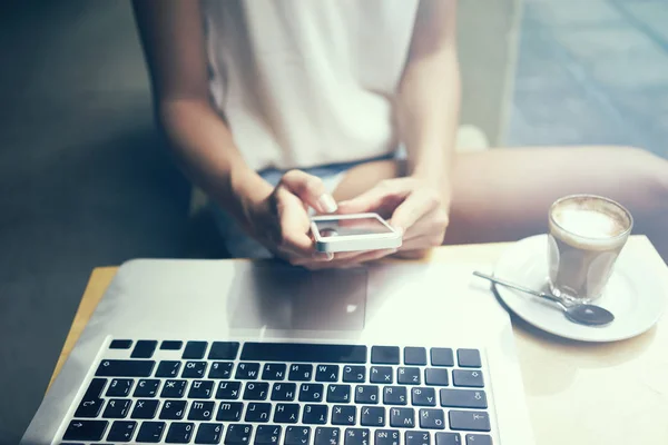 Abgeschnittenes Bild Einer Jungen Frau Mit Smartphone Während Sie Mit — Stockfoto