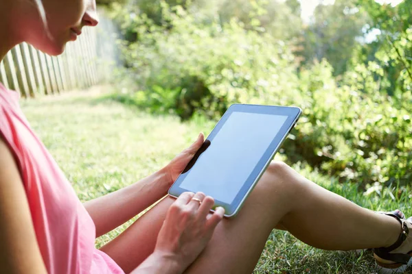 Jovem Mulher Usando Tablet Enquanto Sentado Grama Parque Cidade — Fotografia de Stock