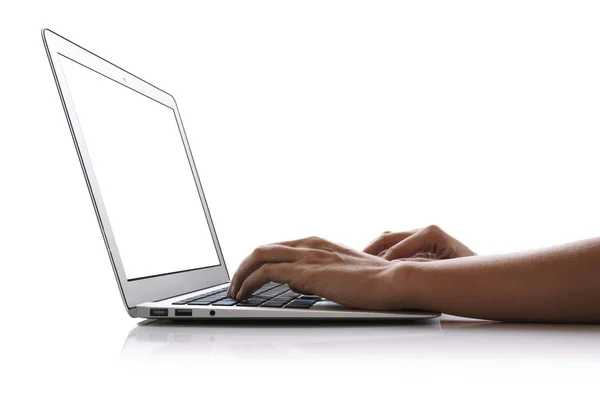 Kobiece Dłonie Wpisując Klawiaturze Laptopa Białym Tle — Zdjęcie stockowe