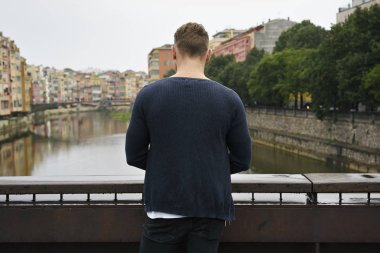 Genç adamın boş gri uzun süre giyen kırpılmış görüntü kollu t-shirt açık havada duran süre