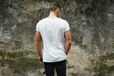 Boş beyaz t-shirt üzerinde kas genç adam, arkadan görünüm