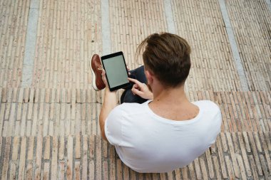 taşınabilir dijital tablet kullanma yakışıklı yopung adam