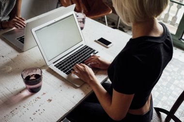 Genç kız öğrenci onu laptop öğrenme online görüntü kırpılmış. Boş ekran önünde açık dizüstü oturan güzel sarışın bayanı