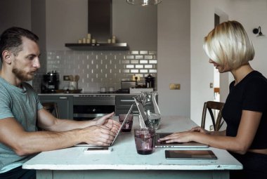 Dizüstü bilgisayarlar ile birlikte masada kapalı çalışma iş ortakları
