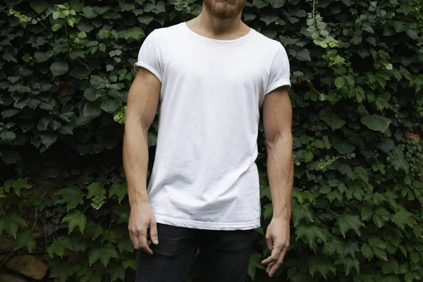 Musculoso Hombre Hipster Una Camiseta Gris Blanco Posando Sobre Fondo —  Fotos de Stock