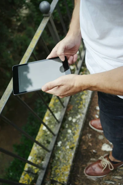 Imagen Recortada Joven Guapo Usando Tableta Digital Cerca Valla Metal —  Fotos de Stock