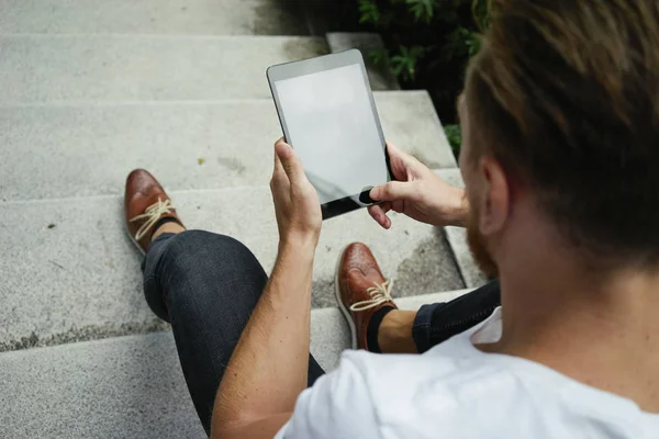 Bonito Jovem Usando Tablet Digital Enquanto Sentado Escadas — Fotografia de Stock