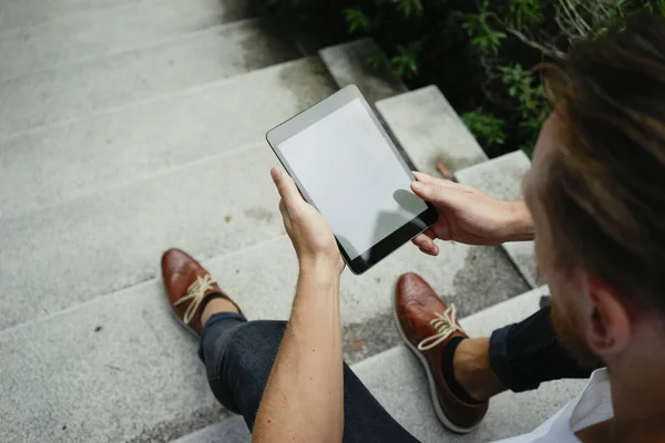 Bonito Jovem Usando Tablet Digital Enquanto Sentado Escadas — Fotografia de Stock