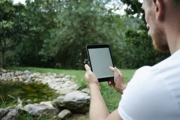 Jovem Homem Segurando Tablet Com Tela Vazia — Fotografia de Stock