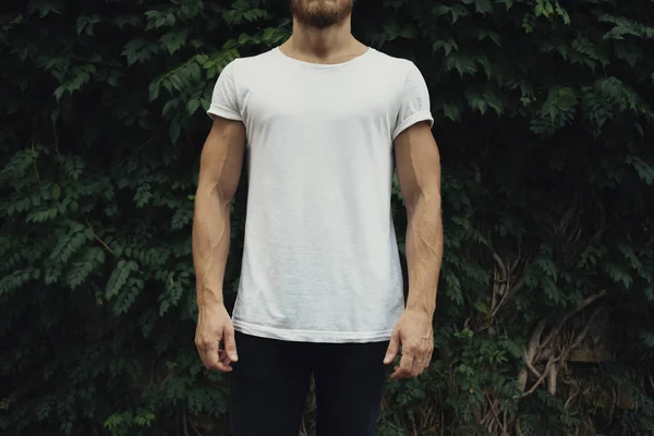 Jonge Man Een Wit Shirt Tegen Achtergrond Van Groene Planten — Stockfoto