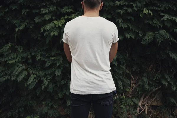 Νεαρός Άνδρας Στο Λευκό Shirt Πράσινα Φυτά Φόντο — Φωτογραφία Αρχείου