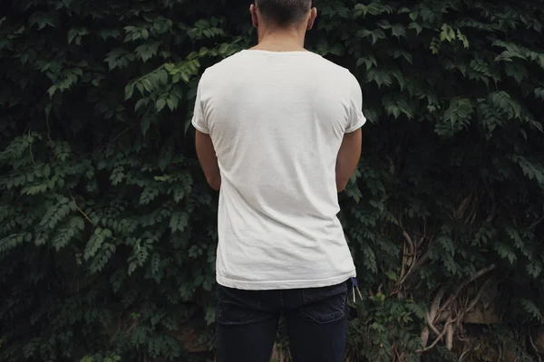 Joven Camiseta Blanca Sobre Fondo Plantas Verdes — Foto de Stock