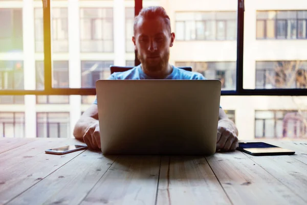 Junger Mann Benutzt Laptrop Modernen Büroräumen — Stockfoto
