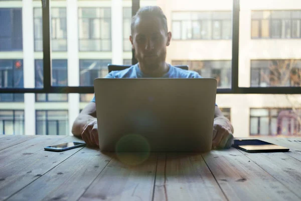 Hombre Joven Usando Laptrop Espacio Oficina Moderno —  Fotos de Stock