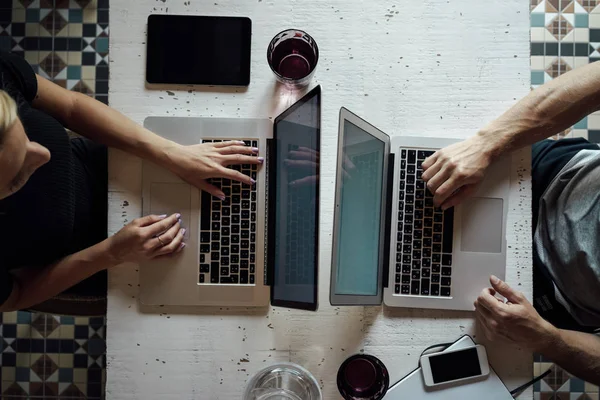 Ovanifrån Ung Kvinna Och Ung Man Som Arbetar Med Laptops — Stockfoto