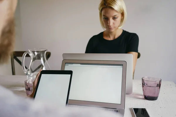 Manusia Mengetik Laptop Terhadap Perempuan Muda Dan Menggunakan Tablet Digital — Stok Foto