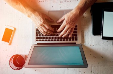 Erkek el üstünde laptop kapalı yazarak Üstten Görünüm