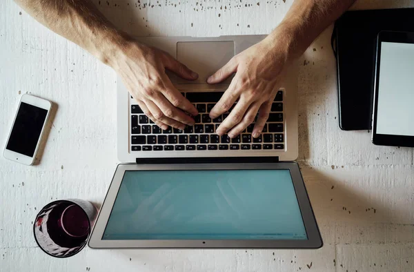 Bovenaanzicht Van Mannelijke Handen Typen Laptop Binnenshuis — Stockfoto