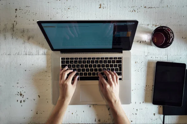 Ovanifrån Kvinnliga Händer Att Skriva Tangentbord Laptop Digitala Tablett Bordet — Stockfoto