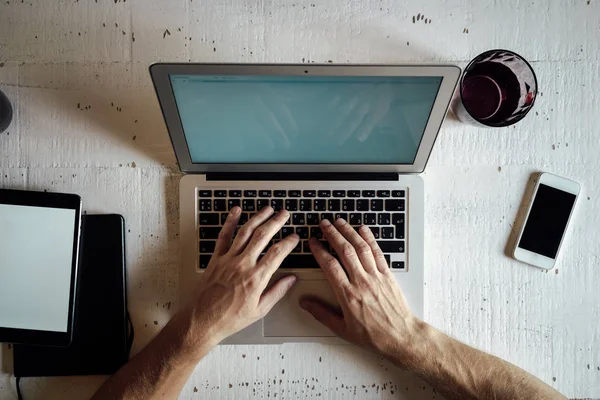 Bovenaanzicht Van Mannelijke Handen Typen Laptop Binnenshuis — Stockfoto