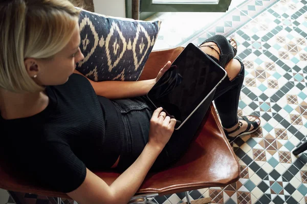 Vista Superior Estudiante Usando Tableta Digital Mientras Está Sentada Silla —  Fotos de Stock