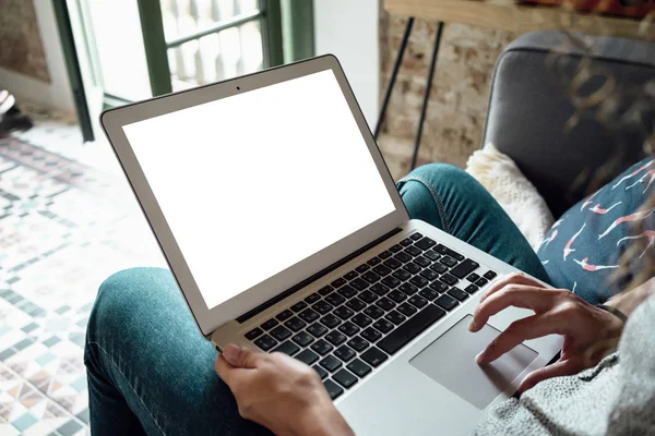 Wanita Muda Menggunakan Laptop Dengan Layar Kosong — Stok Foto