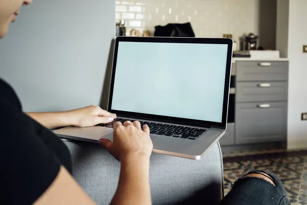 Mladá Žena Pracující Přenosným Počítačem Domácnosti Notebook Obrazovkou Prázdná Kopie — Stock fotografie