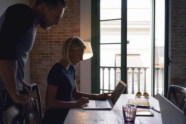 Jonge Vrouw Man Kijken Laptop Scherm Moderne Kantoren — Stockfoto