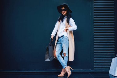 Güzel kadın model kağıt torba siyah arka plan üzerine ile poz Güzellik Portresi