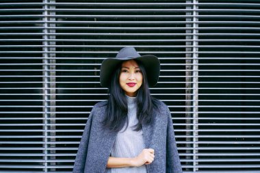 Çekici genç Asyalı kadın açık havada poz