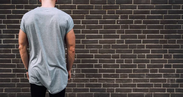 Imagem Cortada Jovem Homem Musculoso Vestindo Camiseta Cinza Branco Contra — Fotografia de Stock