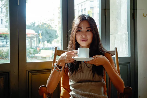 Joven Atractivo Asiático Mujer Bebiendo Café Café Tienda — Foto de Stock