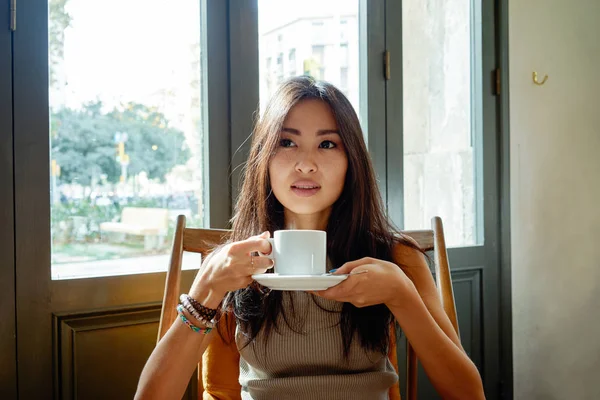 Ung Attraktiv Asiatisk Kvinne Som Drikker Kaffe Kafeen – stockfoto