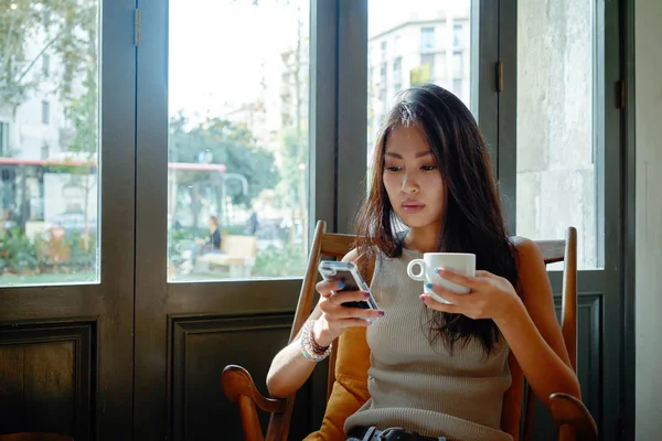 Молодая Красивая Азиатская Женщина Помощью Смартфона Время Питья Кофе Уютном — стоковое фото