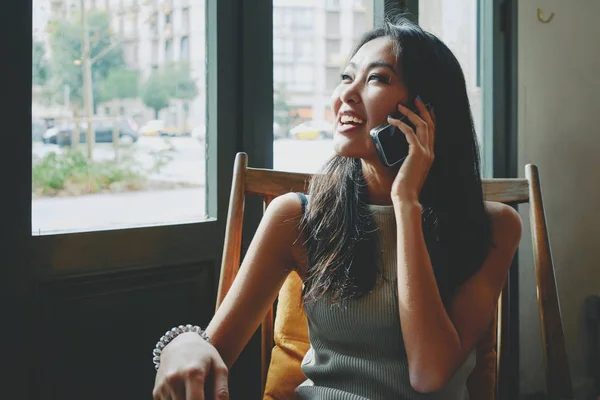 Genç Çekici Asyalı Kadın Kahve Dükkanında Smartphone Kullanarak — Stok fotoğraf