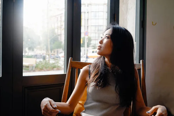 年轻迷人的亚洲妇女在咖啡馆里放松身心 — 图库照片