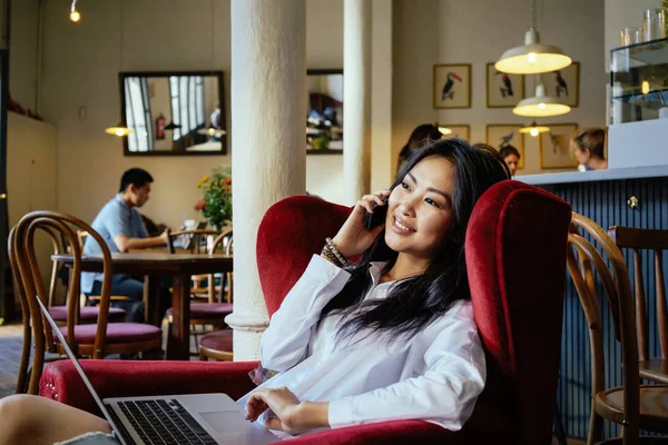 Jovem Bela Mulher Asiática Falando Smartphone Enquanto Trabalhava Com Laptop — Fotografia de Stock