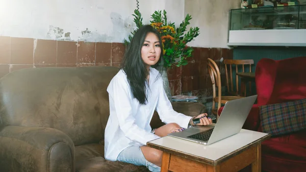 Wanita Muda Asia Kasual Menggunakan Laptop Untuk Pekerjaan Jarak Jauh — Stok Foto