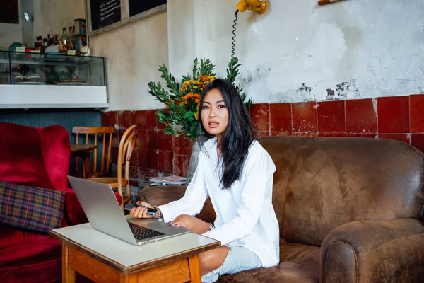 Portret Joven Asiático Mujer Usando Ordenador Portátil Para Trabajo Distancia —  Fotos de Stock