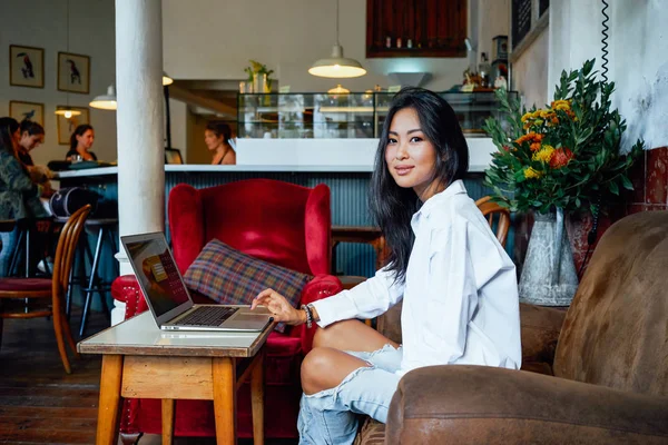 Hermosa Mujer Joven Usando Ordenador Portátil Cafetería Moderna —  Fotos de Stock