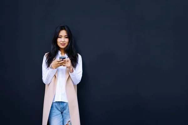 Giovane Donna Asiatica Utilizzando Smartphone Uno Sfondo Nero Parete — Foto Stock